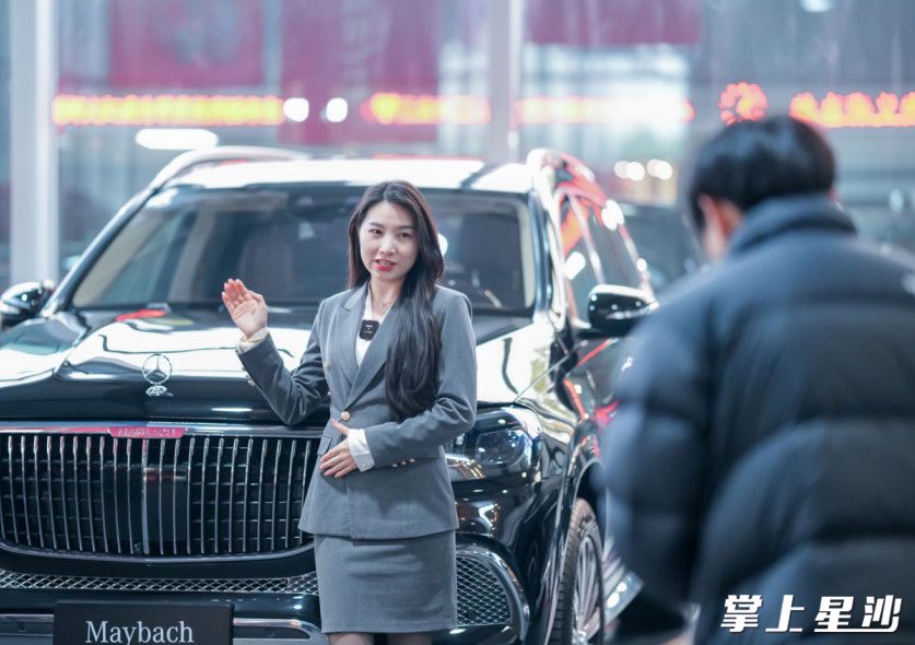 人气高涨！直播和新媒体卖车成销售热点渠道。在奔驰湖南中升仁孚，主播正在拍摄录制推广视频，去年通过直播和新媒体推广，吸引了来自全国各地的客户光顾。近年来，直播成为市民买车、看车的重要渠道，中南汽车世界新车、二手车等板块众多商户纷纷开始直播带货，线上卖车、引流已成为一种火热的新业态。