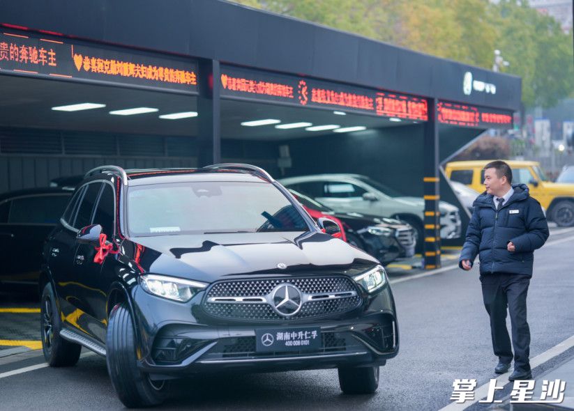2月14日情人节当天，奔驰湖南中升仁孚交车区爆满。据了解，2025年，该店销售车辆263台，销售额达1.22亿元。