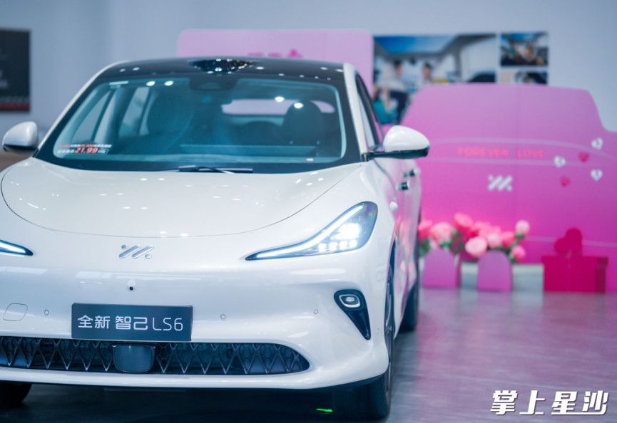 智己汽车长沙经开用户中心迎来销售小高峰，现场又甜又火，新年以来，成交台数不断攀升。