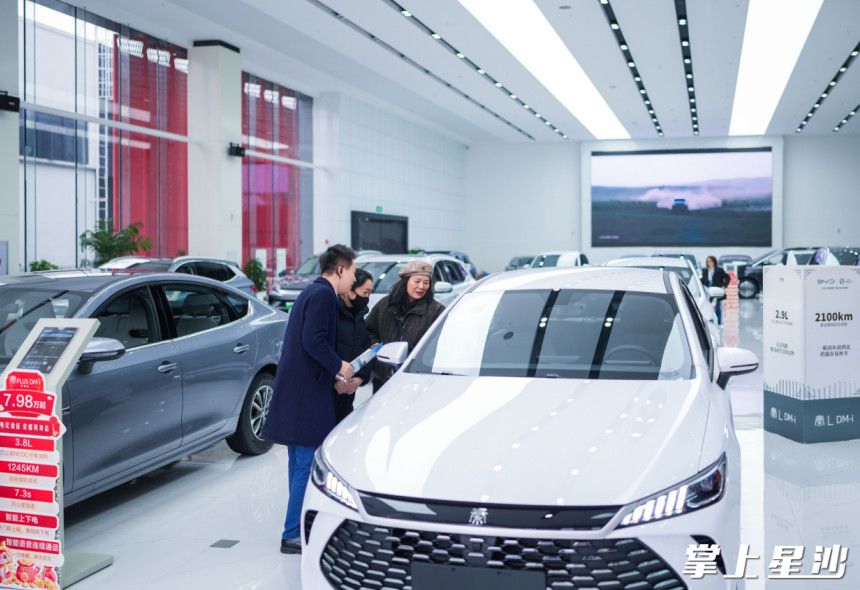消费政策持续利好，新能源汽车火出圈，不断刷新销售额。在比亚迪汽车王朝网（长沙鑫源4S店），看车、买车的人络绎不绝，新年销售车辆237台，销售额近4000万元，其中以旧换新置换100台。