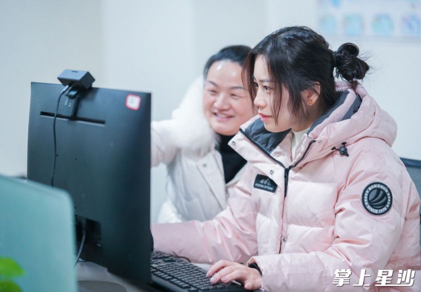 走进长沙县整车（零部件）数字化出海孵化中心，工作人员正在对接来自俄罗斯的客户。据了解，该中心2024年成立以来，孵化相关行业企业30余家，出口汽车1200余台，零部件出口额约500万美金。2025年计划孵化企业50家，带动汽车企业出口3000台，零部件出口1500万美金。