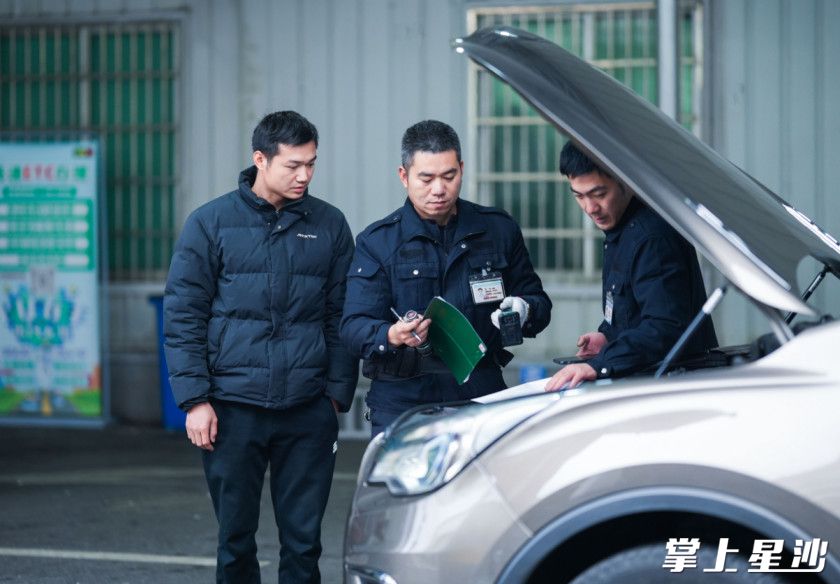 二手车市场爆单，成交火热。在中南二手车市场机动车交易服务站，人头攒动，开年以来，这里日均交易二手车400余台，日均成交额5000余万元。