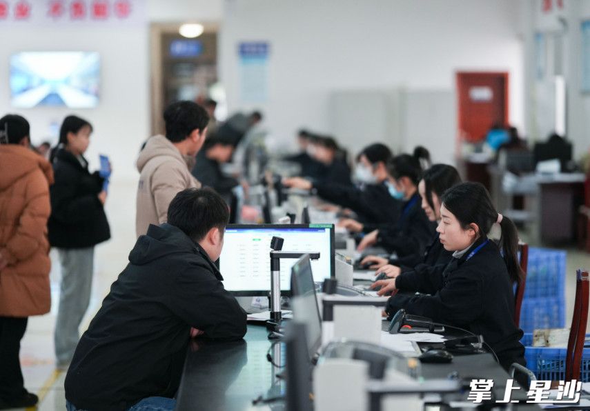 二手车市场爆单，成交火热。在中南二手车市场机动车交易服务站，人头攒动，开年以来，这里日均交易二手车400余台，日均成交额5000余万元。