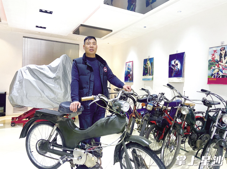 从五六十年代的“幸福250”“长江750”,再到九十年代的“铃木王”“雅马哈劲豹”,谭伟良均有收藏。图为谭伟良与他的摩托们。均为金井镇供图 从五六十年代的“幸福250”“长江750”,再到九十年代的“铃木王”“雅马哈劲豹”,谭伟良均有收藏。图为谭伟良与他的摩托们。均为金井镇供图