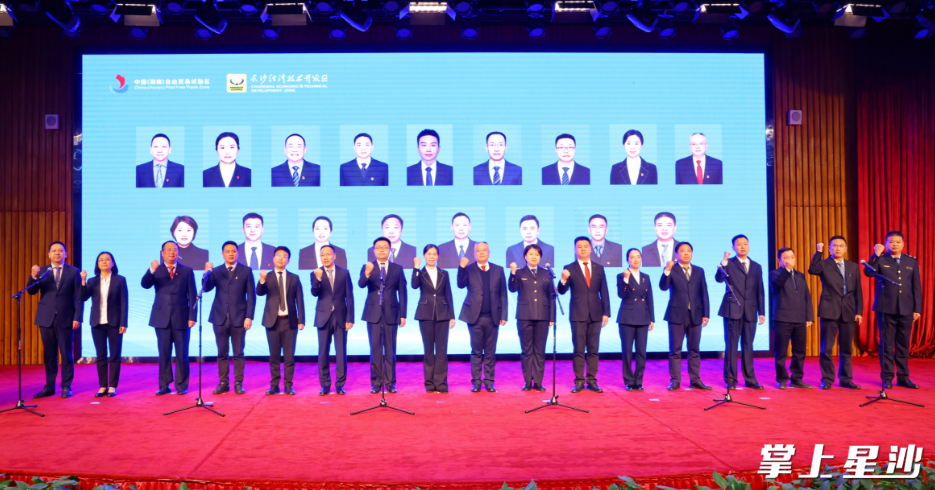 各部门主要负责人作“四比四拼”竞赛宣言。