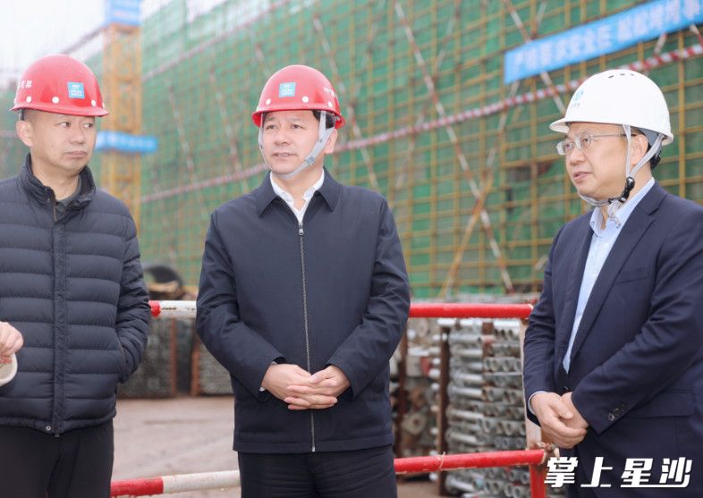 调度推进现场。叶尹浩 摄