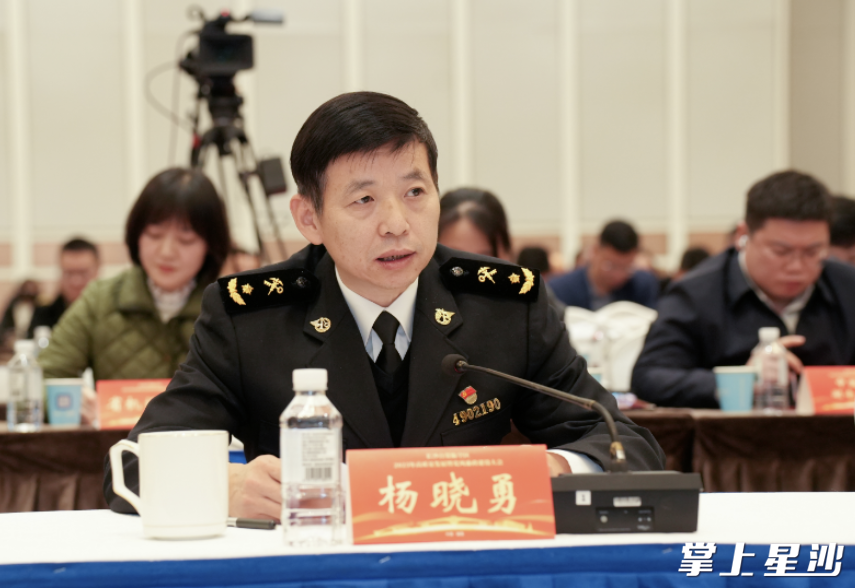 驻区单位及企业代表发言。