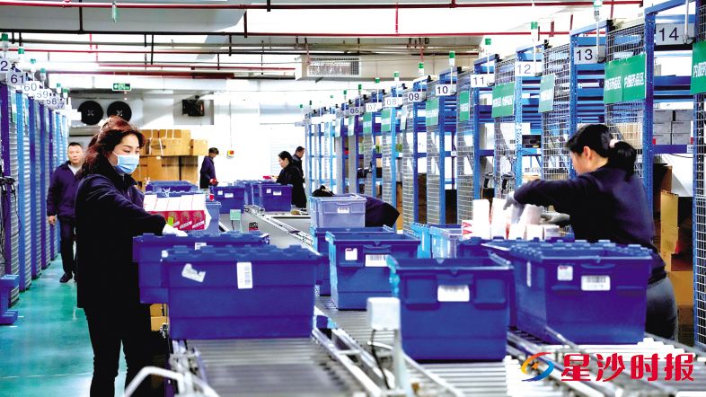 　　在湖南一块医药科技有限公司仓库内，工人们根据需求，分门别类搭配药品。　　邬振 摄