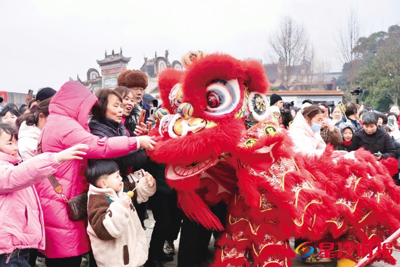 　　陶公庙会活动现场人流如织，市民们沉浸式打卡各种非遗活动。赵佳慧 摄