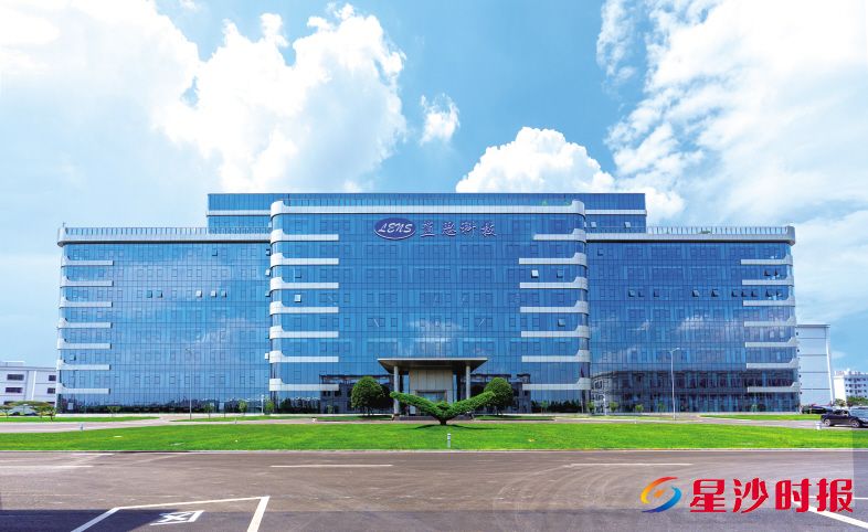 　　翻开蓝思科技成长史，早在19年前，与当时最炙手可热的创新性企业Apple的合作，是蓝思科技腾飞的关键一步。直至如今，蓝思科技与创新性企业合作的消息依旧不断。　　舒展摄