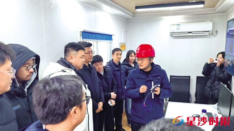 　　工作人员向与会企业代表介绍新氟基设备。资料图片