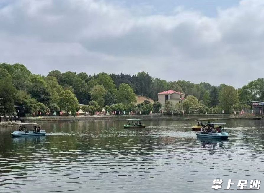 泉鹭山庄三面环山、湖水相依，游玩项目丰富多样，不仅能尽情嗨玩，还能品尝药膳猪肚鸡等农家特色菜。