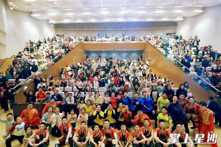 演出后演员与观众合影。