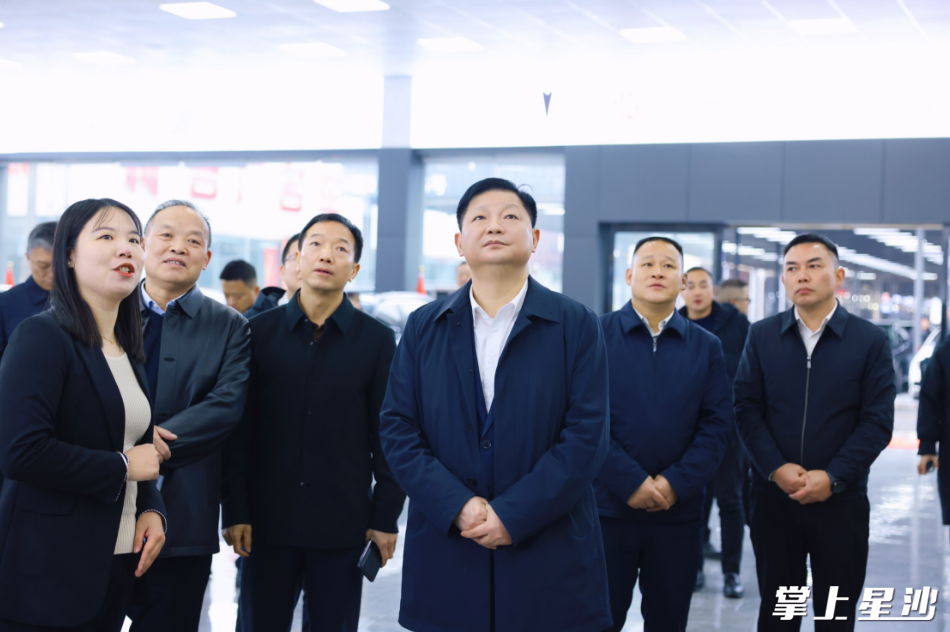 付旭明在中南二手车市场机动车登记服务中心，调研二手车交易情况。