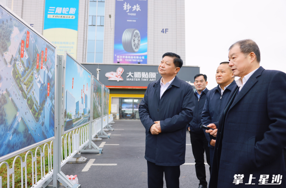 付旭明在武广高铁浏阳河隧道明挖段顶部，调研中南汽车世界提升园区品质及优化园区交通组织计划。