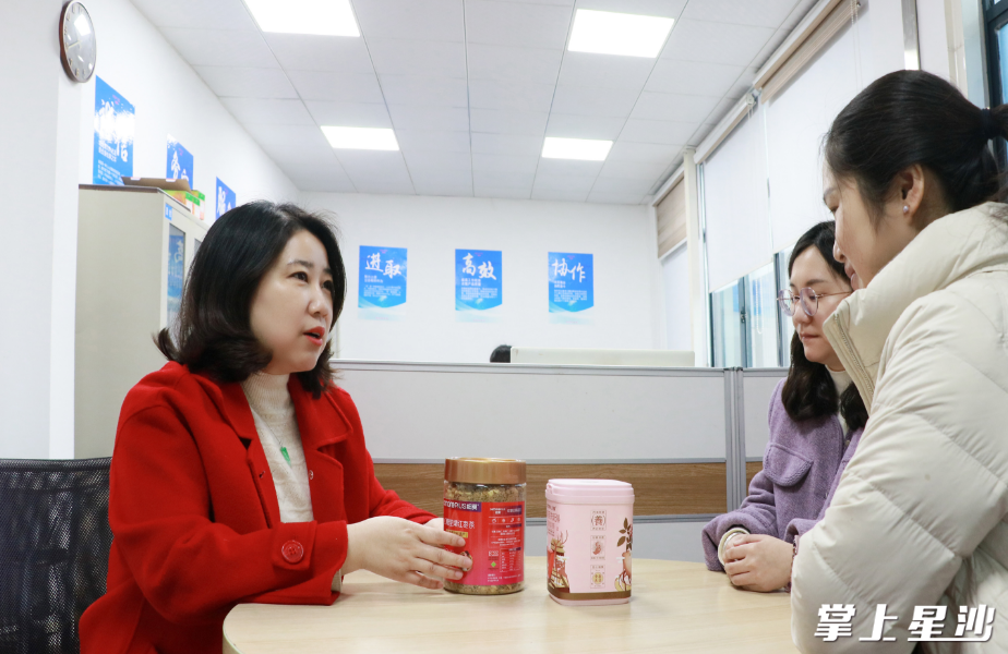 湖南细莫食品有限公司副总经理肖琛与员工交流产品。公司女性员工占比达90%。 林畅 摄