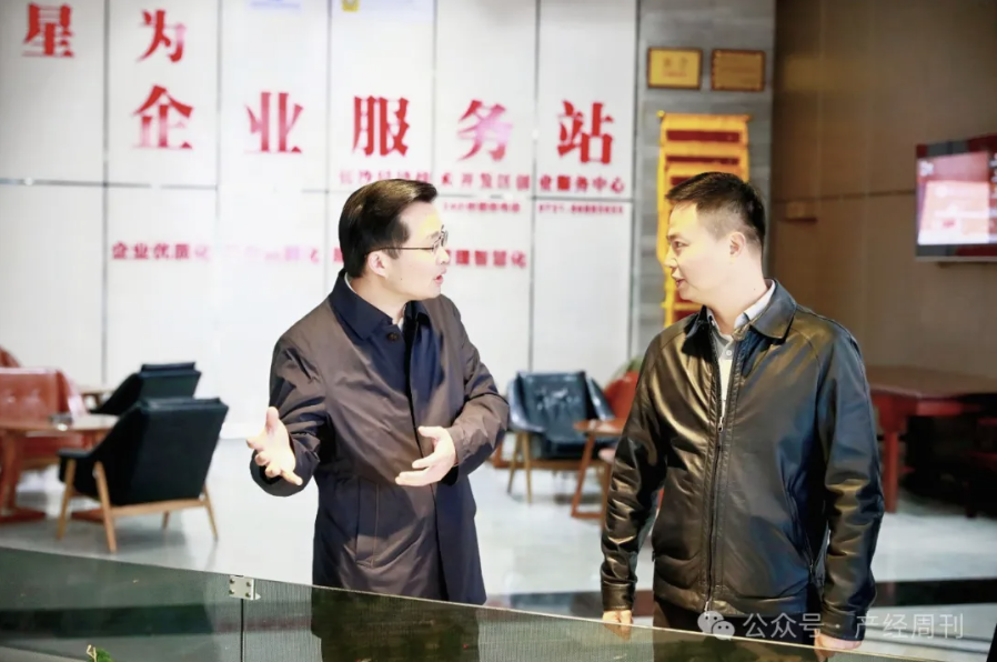 蒋红波调研星为·创芯产业园企业服务站。均为李杰 摄