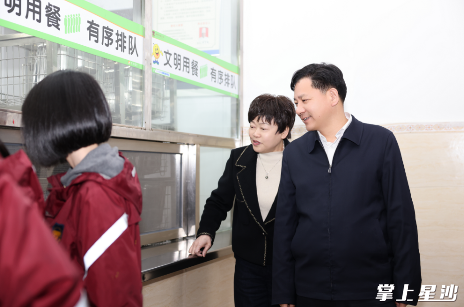 陈永高在湘珺未来学校食堂窗口了解学生就餐情况。叶尹浩 摄