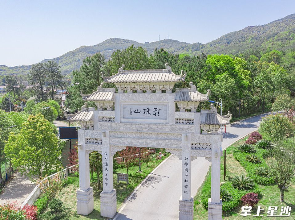 沿影珠山山道向上，道路两旁林木茂密，山顶的养静寺，可以进去祈福散步。