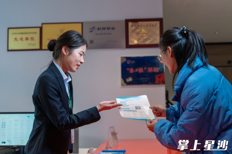 “泉+服”驿站工作人员热情解答企业咨询。 街道供图