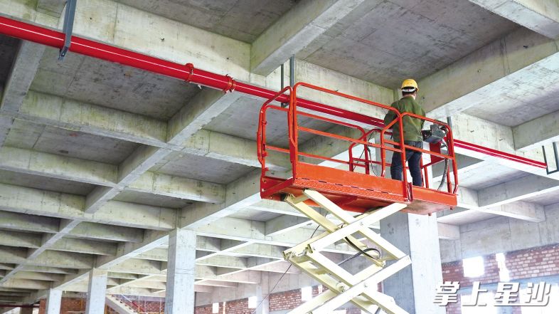 湖南潭州农业发展有限公司新厂房内，工人们正在进行施工作业。街道供图