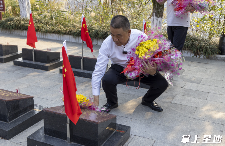 朱豫刚在广西给烈士扫墓。均为受访者供图