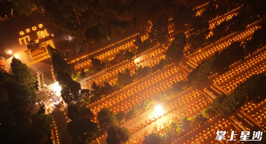 志愿者们在烈士陵园点长明灯。