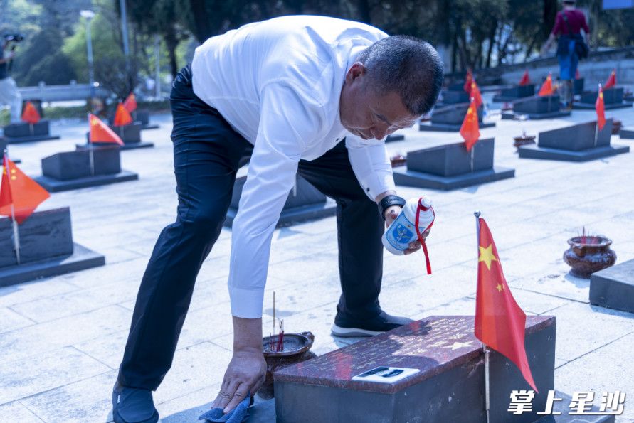 朱豫刚仔细擦拭烈士的墓碑。