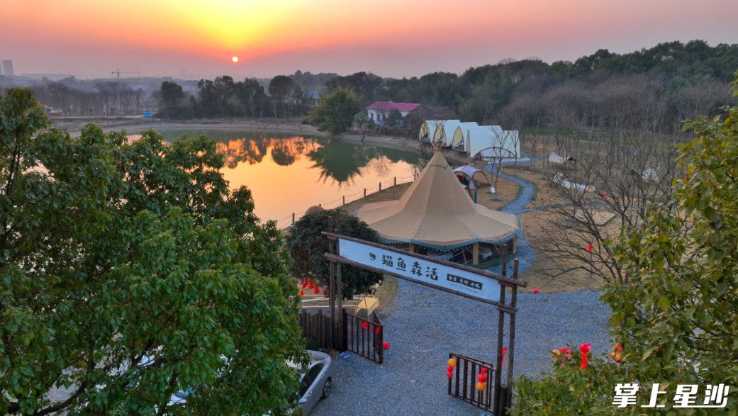 在猫鱼森活带上钓竿,静坐湖边,感受微风拂面。除标注外均为长龙街道供图 在猫鱼森活带上钓竿,静坐湖边,感受微风拂面。除标注外均为长龙街道供图