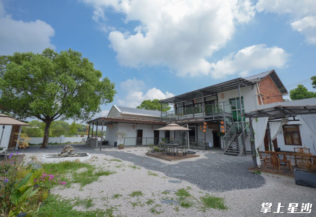 坐在栖间小院休憩、拍照,与朋友畅聊人生,感受茶香与友谊的交融。章帝 摄 坐在栖间小院休憩、拍照,与朋友畅聊人生,感受茶香与友谊的交融。章帝 摄