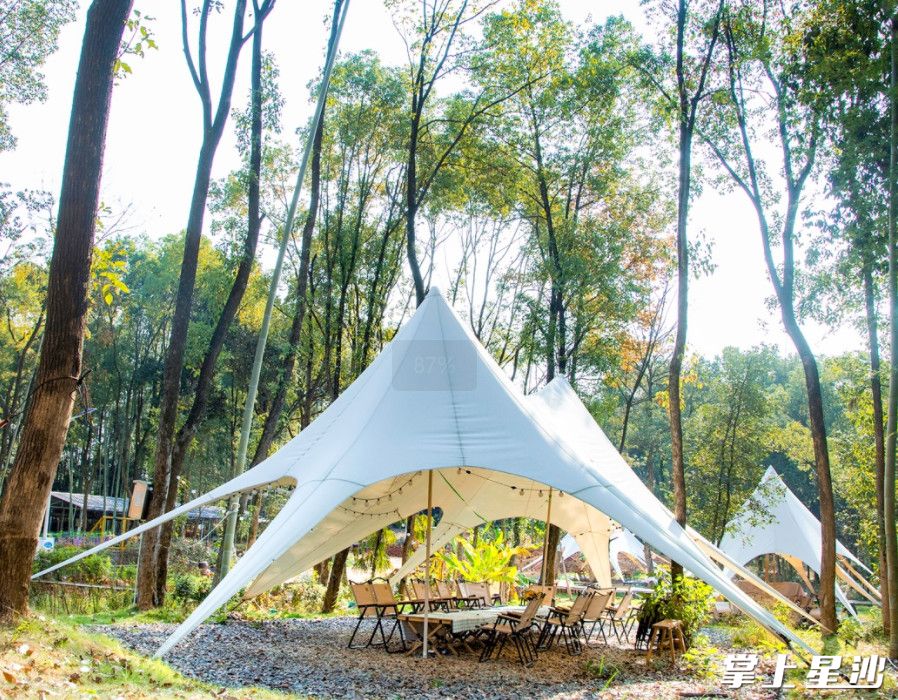 童话森林野奢营地以“林下经济+露营”为特色,可以在亲近自然的同时收获野趣。 童话森林野奢营地以“林下经济+露营”为特色,可以在亲近自然的同时收获野趣。