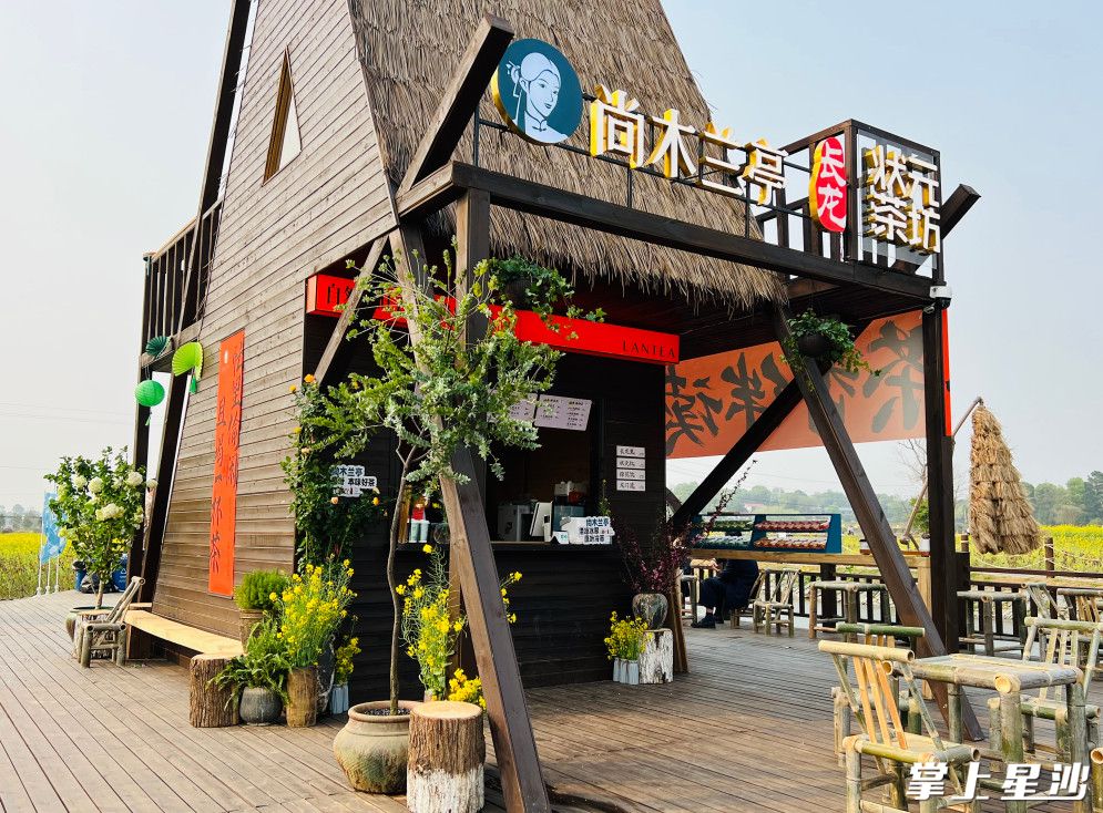 游玩之余,在尚木兰亭状元茶坊品一杯“村咖’也别有一番乐趣。 游玩之余,在尚木兰亭状元茶坊品一杯“村咖’也别有一番乐趣。