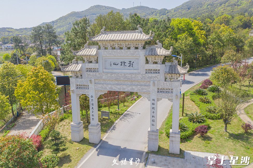 登顶远望影珠山的竹海和山下的福临镇，将美景尽收眼底。