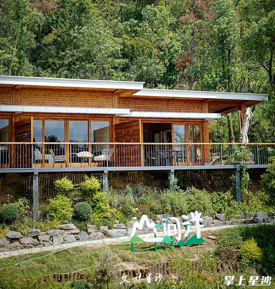 入住落座于山间的山间泮民宿，体验隐居山林，坐看云卷云舒的惬意与自在。