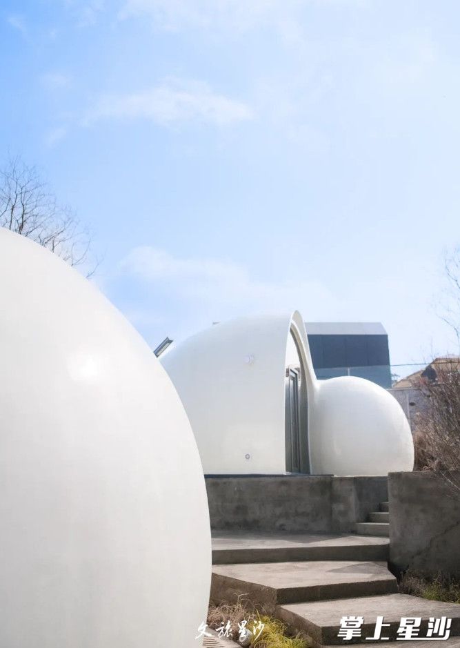 住进山顶的星空旅人野奢度假酒店。