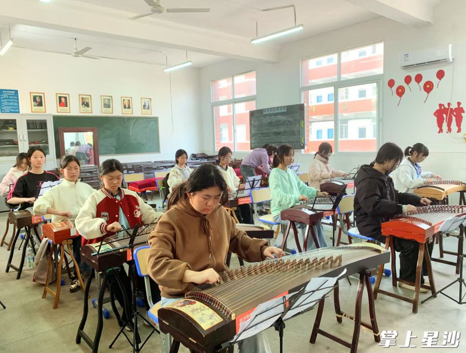 “古筝文化进乡村”活动现场。均为县交通运输局供图