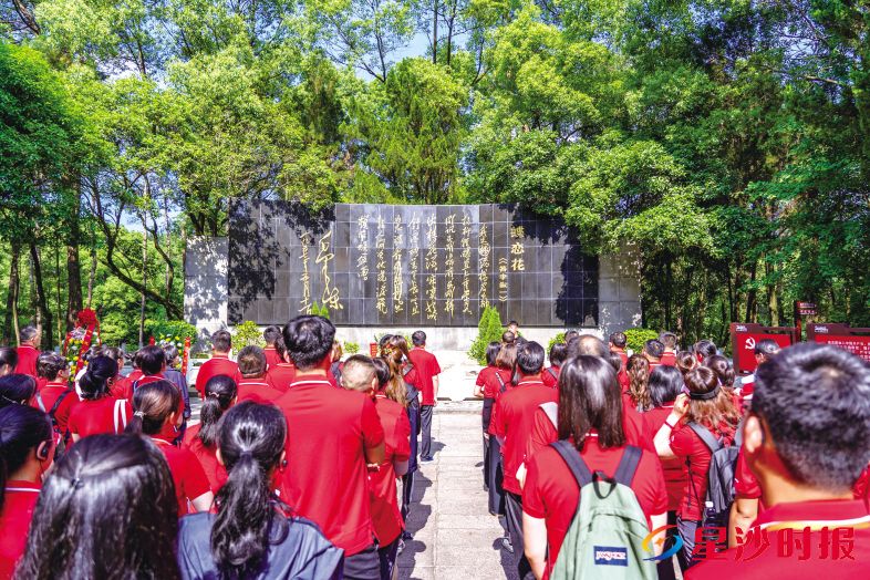 　　清明假期，杨开慧纪念馆迎来旅游热潮。4月5日，杨开慧烈士陵园人流如织，市民纷纷前来缅怀英烈。　　张庆 摄