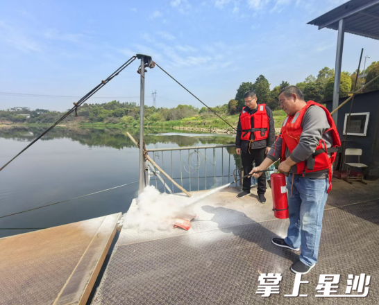 组织渡船驾驶员开展灭火器实操演练。