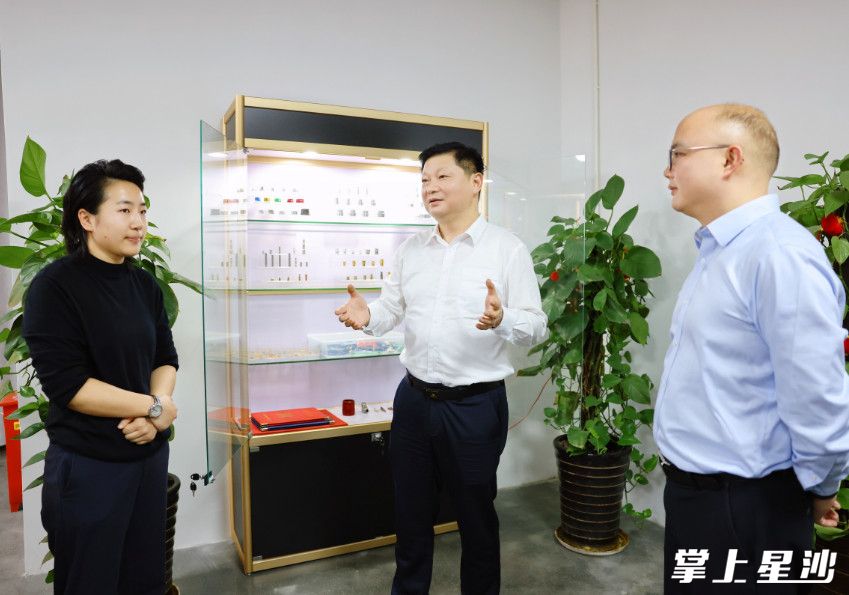 付旭明在长沙世联电子科技有限公司，听取公司及团队、核心技术、发展规划等情况介绍，调研生产型大学生创业企业孵化成长情况。均为曾诗怡 摄