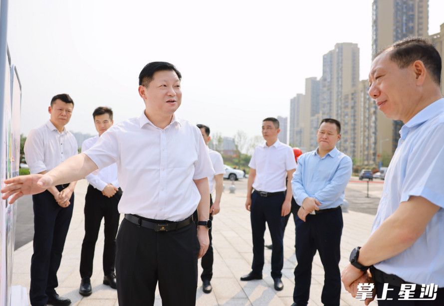 付旭明在日盛滨湖悦府，调研住宅楼宇项目去化及配套建设等情况。均为曾诗怡 摄