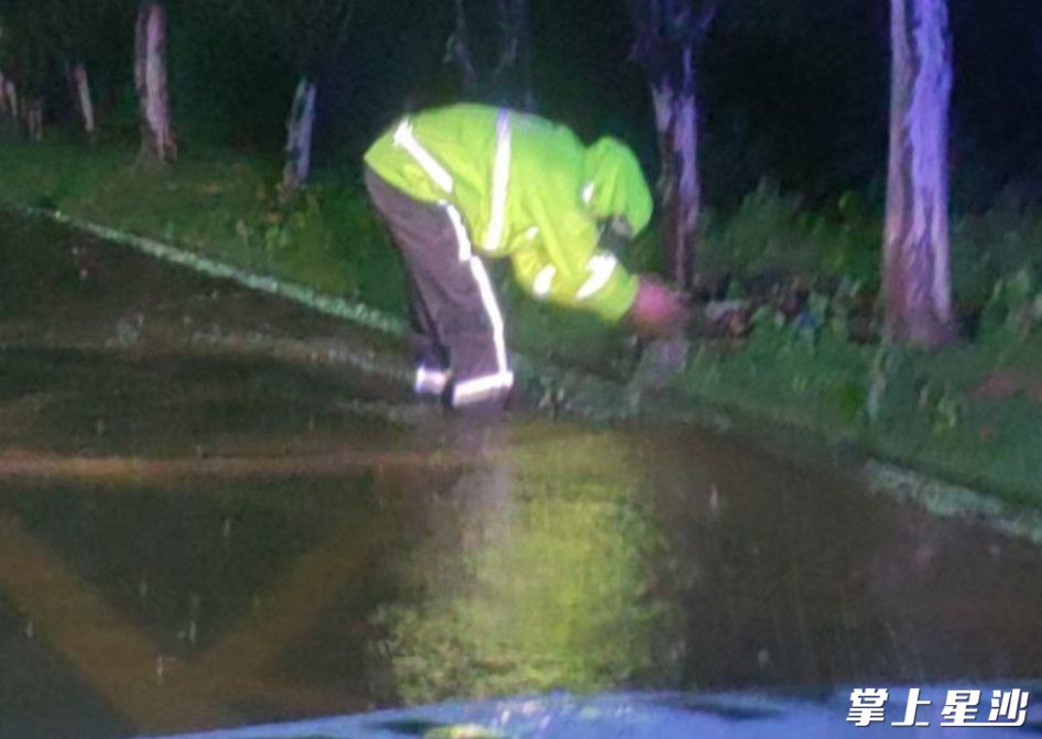 工作人员连夜清理道路淤积。