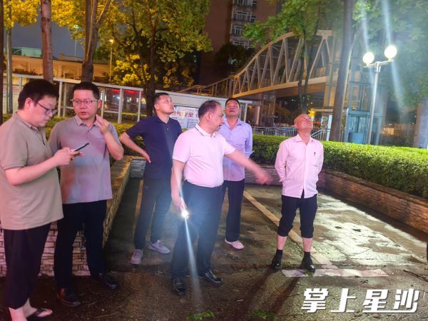 工作人员检查城区防汛情况。