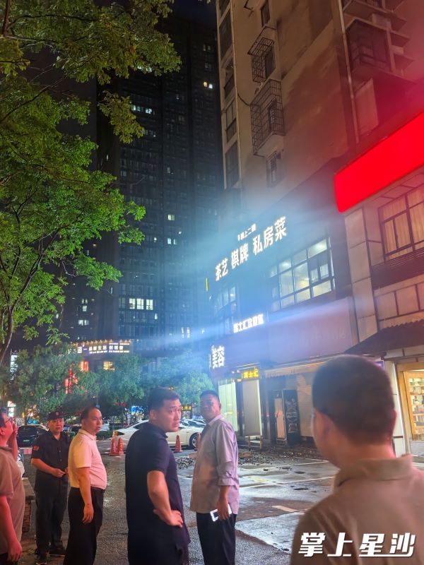 工作人员排查小区安全隐患。
