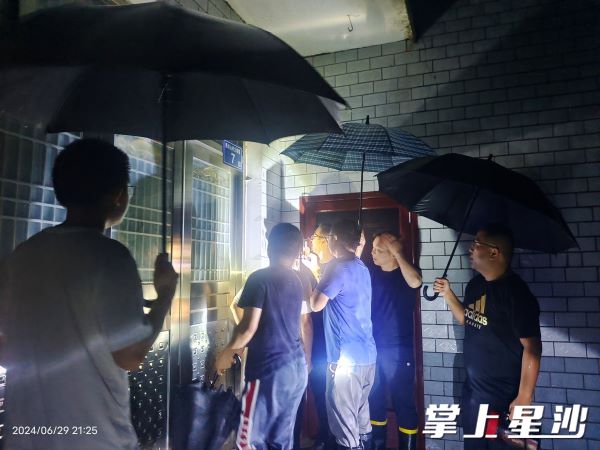 工作人员入户排查隐患。