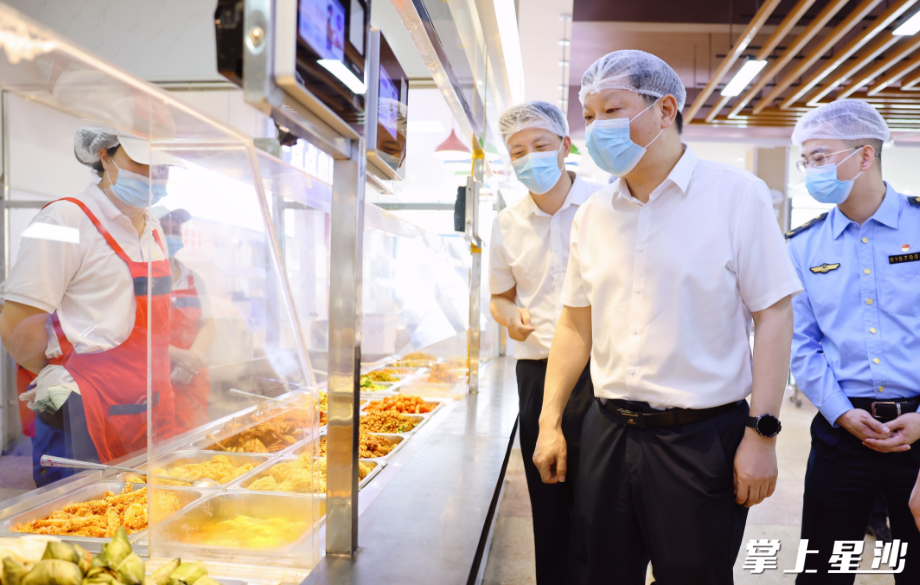 付旭明在湖南工程职业技术学院一食堂，督导食品安全“两个责任”落实情况。