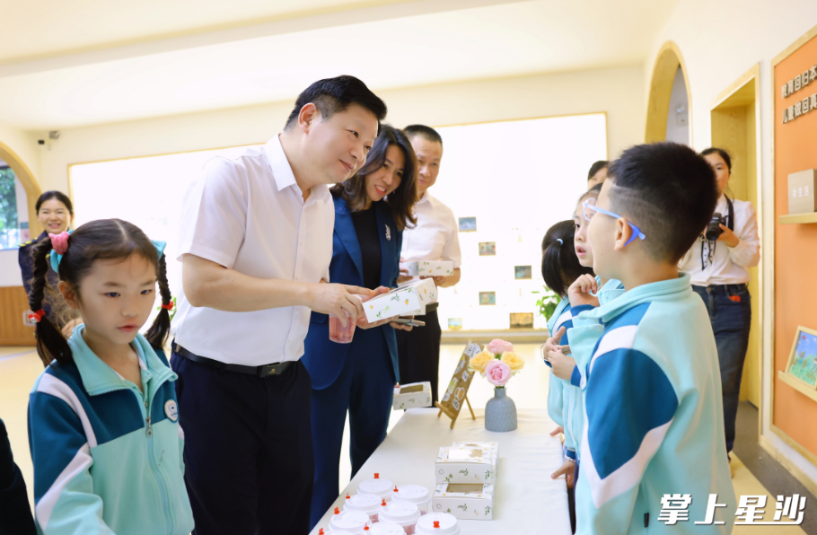 付旭明在长沙县松雅湖幼儿园，督导食品安全“两个责任”落实情况。