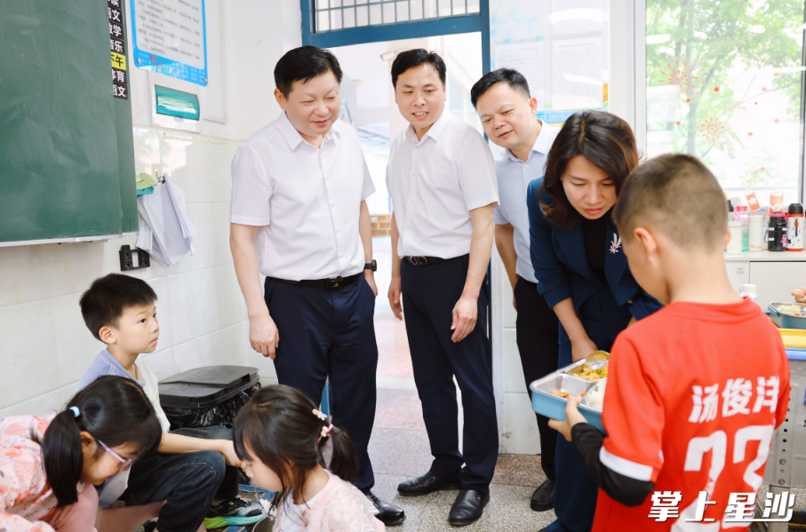 付旭明在泉塘第二小学，督导食品安全“两个责任”落实情况。