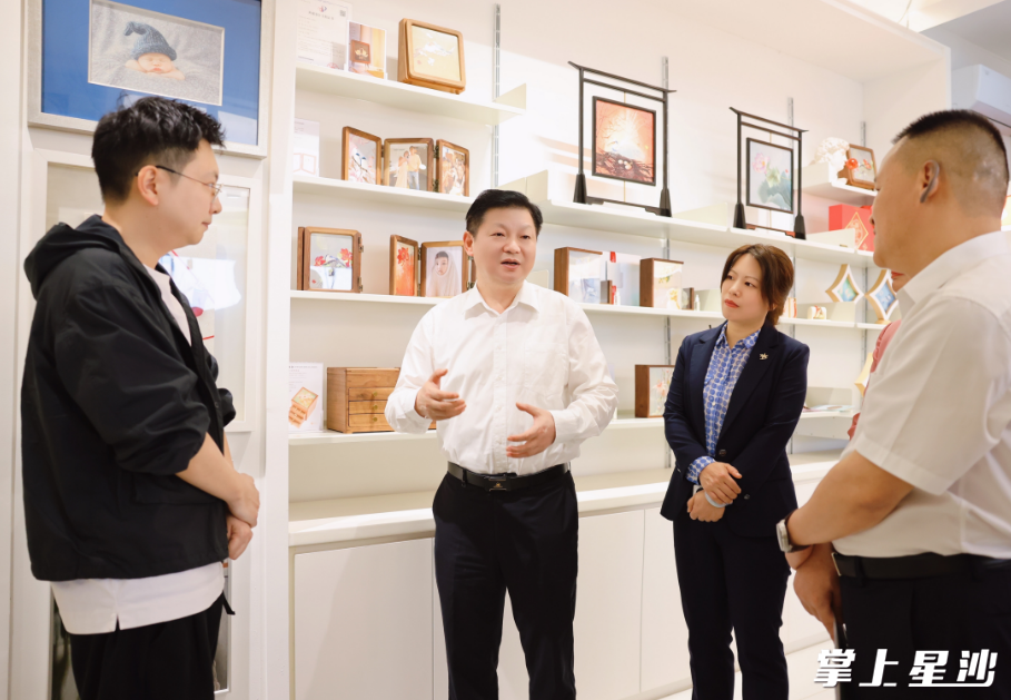 付旭明在李艳刺绣艺术馆，调研湘绣产业发展情况。均为曾诗怡 摄