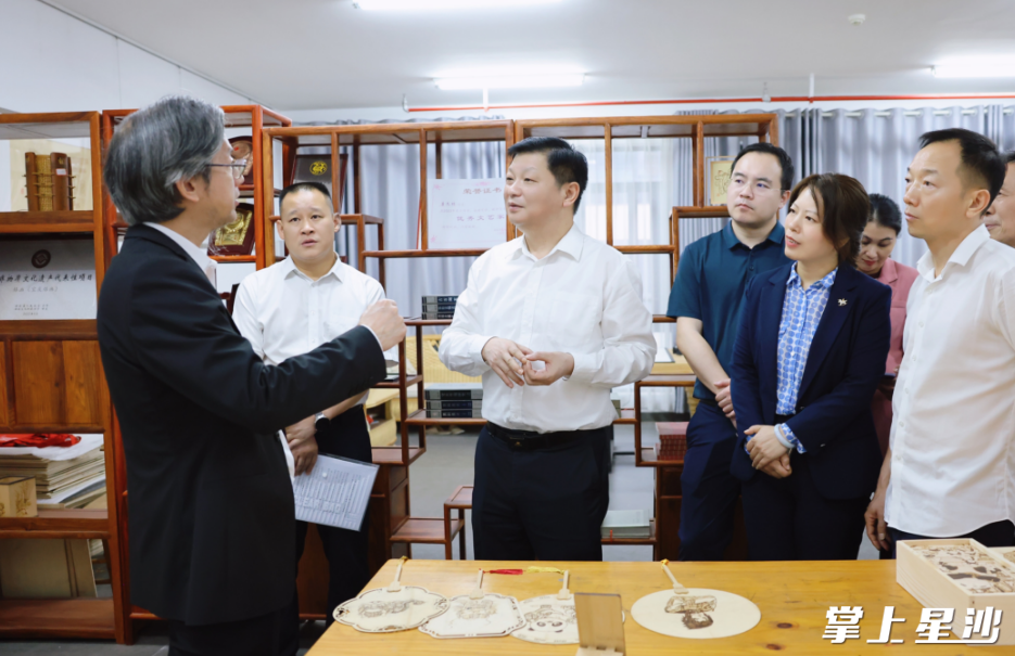 付旭明在湖南工艺美术职业学院，调研文化领域大学生创新创业及高校“产学研”一体发展情况。
