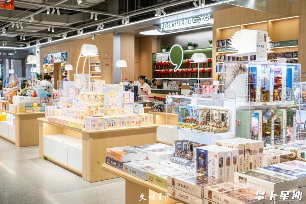句象书店店内穿插错落和可打通的设计，可用作家庭阅览室、小型办公空间等。
